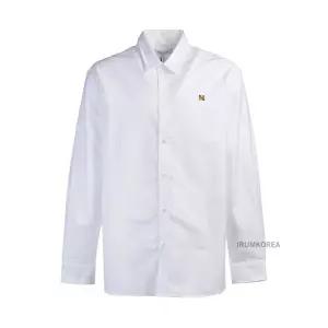 [메종 키츠네] SS25 남성 폭스헤드 자수 셔츠 MM00408WC5012 P100