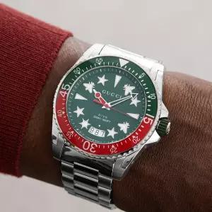 구찌 다이브 그린 레드 200m 방수 남성 메탈시계 YA136222