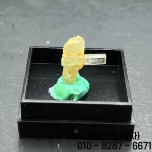 100% 천연 나미비아 아쿠아마린 베릴 및 블랙 토르말린 공생 원석 치유 크리스탈 스톤 광물 표본 상자: 27m