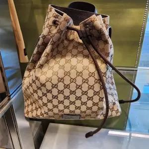 구찌 GG 캔버스 드로우스트링 백팩