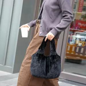 겨울패션 여성용 페이크퍼 토트백 털가방 토드백 심플 생일선물 꾸안꾸 러블리룩 20대