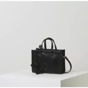 [헤지스](대구신세계)블랙 로고패치 소가죽 미니토트백 HIBA4E506BK