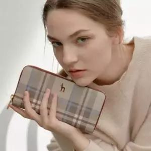 [정품] 다크베이지 가죽 체크패턴 퍼피로고 장지갑 HIWA5F322I3