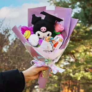 산리오 졸업 꽃다발+킨더조이+사탕+메시지 학사모 인형 선물 졸업식 어린이집 유치원 초등학교 조화