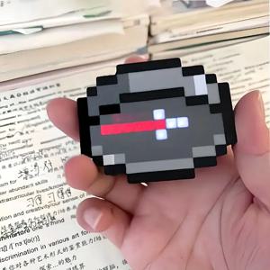 3D 픽셀 나침반 펜던트 픽셀 게임 키체인 장난감 심플 디자인 USB 충전 가능 발광 및 방향 표시 최고의 선물