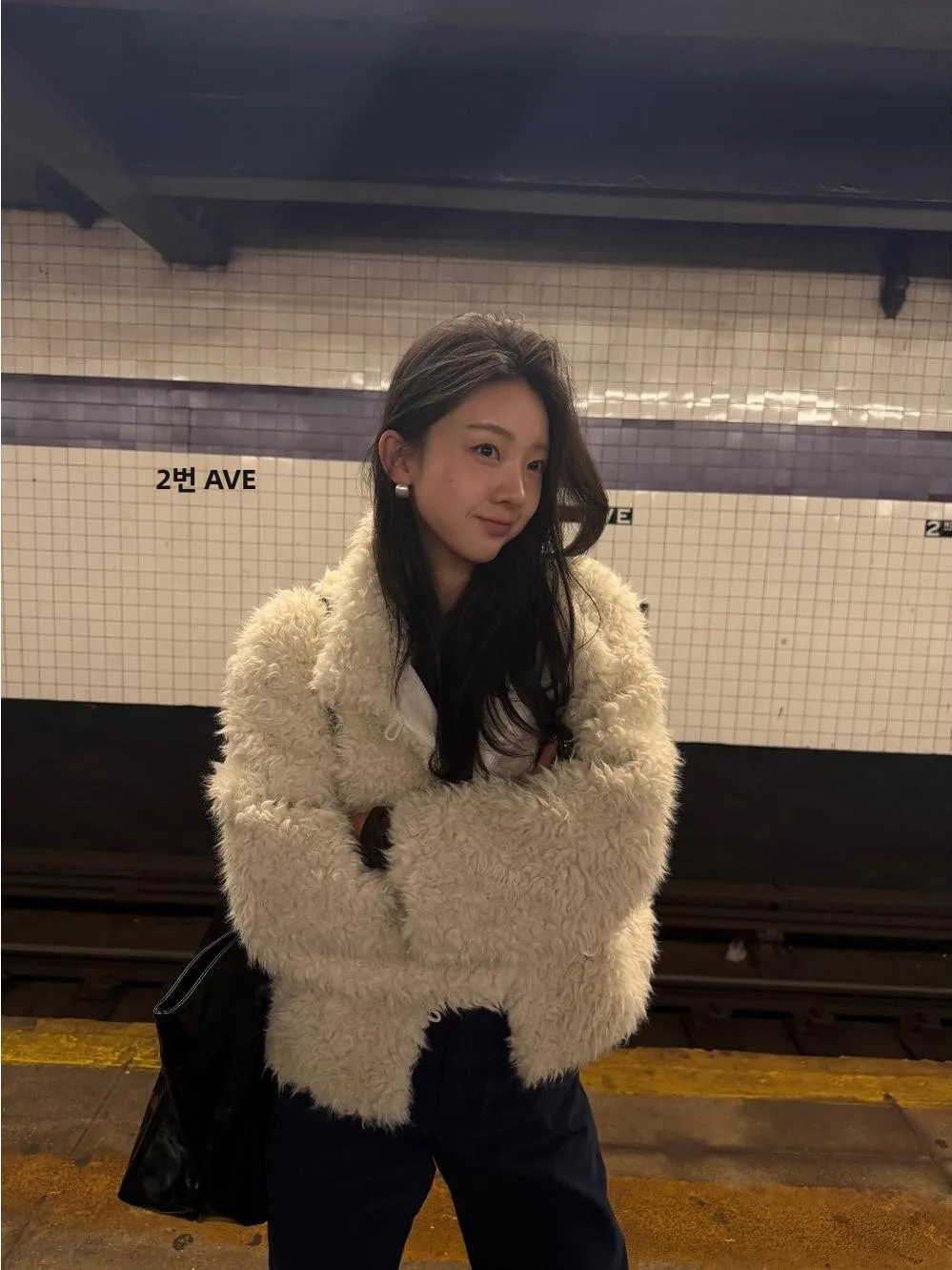 한국 스타일 따뜻한 인조 모피 코트 소형 여성용 패셔너블 스플라이싱 PU 겨울 외투 표준 핏 무브랜드