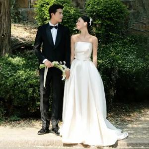 우아한 A 라인 웨딩 드레스 클래식 섹시한 끈이 없는 신부 드레스 바닥 길이 새틴 단순