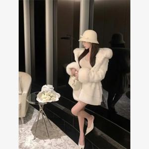 두꺼운 모피 재킷 여성용 2025년 신상 중간 길이 젊은 스타일 친환경 밍크 벨벳 여우털 칼라 후드 가죽 모피