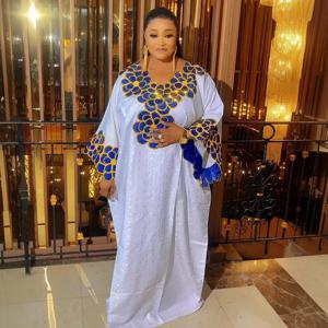 여성을위한 아프리카 드레스 Dashiki 전통 자수 Bazin 가운 앙카라 화이트 가운 나이지리아 웨딩 이브닝 파티 드레스