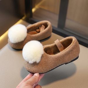 겨울 어린이 캐주얼 모카신 새 여자아이 플러시 신발 부드러운 털볼 아동 패션 공주 플랫 코튼 신발 따뜻한 털털한 모피 신발