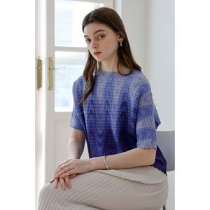 [요이츠]웨이브 그래픽 플리츠 블라우스_YJ04WNPBL16_BL1