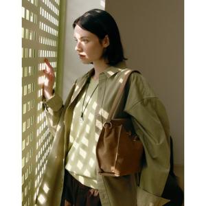 [질스튜어트]JABA6E133I2 [AUBE] 누벅 오브 장식 숄더백 M 베이지