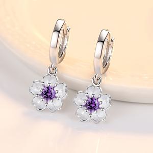 TEMU 꽃 피는 복숭아꽃이 장식된 매력적인 드롭 이어링 한 쌍입니다. 친구를 위한 이상적인 선물입니다. 일상적인 통근, 파티, 휴가 및 음악 축제에 완벽합니다.