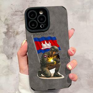 TEMU 캄보디아 국기와 병사 이미지가 특징인 고급 인조 가죽 휴대폰 케이스. 충격 방지 및 내마모성이 뛰어나며 남녀 모두에게 적합한 세련된 외관을 디자인했습니다. 아이폰 17 및 기타 애플 시리즈와 호환됩니다. 이