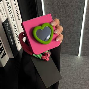 TEMU 폰 케이스: 라이트 베이지 감성 - 로즈 레드 + 그린 미러 하트 스탠드 + 그린 로즈 레드 랜야드 갤럭시 Z 플립 7, 갤럭시 Z 플립 6, 갤럭시 Z 플립 5, 갤럭시 Z 플립 4, 갤럭시 Z 플립 3 호환