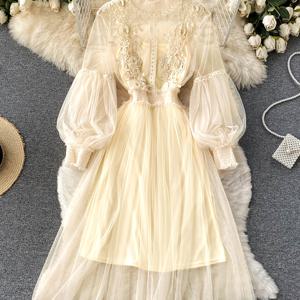 TEMU 세련된 입체 플로럴 아플리케, 시어 메쉬, 랜턴 소매, 그리고 핏팅한 실루엣을 특징으로 하는 스타일리시한 롱 드레스가 포함된 패션 여성 드레스 세트입니다. 고급스러운 쉬폰 레이스 셔츠와 캐미솔과 함께 제공됩니다. 여성에게 세련된 선물로 적합합니다 (Please).|쉬폰원피스