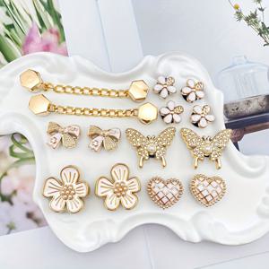 TEMU 14개 꽃, 체크무늬 하트 & 라인스톤 나비 신발 장식 – 골드 체인 및 리본 클립 포함; 샌들, 슬리퍼 또는 비치백 DIY 장식; 크리스마스/생일 파티를 위한 완벽한 선물 아이디어, 골든 체인 악센트,진주 스타일 장식,섬세한 매력의 디테일