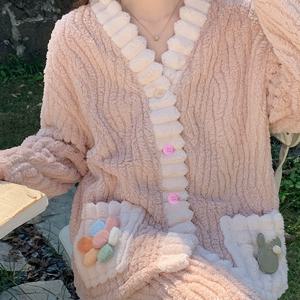 TEMU 귀여운 스타일 가디건이 특징인 투피스 세트입니다. 따뜻하고 편안한 두꺼운 코랄 플리스 소재로 제작되었으며, 가을과 겨울철에 집에서 착용하기에 적합합니다 (버튼 색상은 다를 수 있습니다).