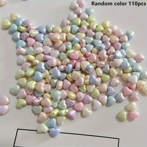 TEMU 110개 마카롱 컬러 미니 하트형 스트레이트홀 비즈 & 비즈 세트, DIY 팔찌, 키체인, 헤어 액세서리 및 기타 창의적인 장식에 이상적, 크리스마스, 휴일 및 기타 축제 선물 제작에 완벽한 수제 비즈, 수제 공예 재료로 공예가와 소매업자들 사이에서 인기 있는 선택, 초보자와 숙련된 공예가에게 모두 적합