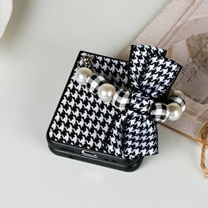 TEMU 클래식 PC 소재 블랙 앤 화이트 체크 무늬 낙하 방지 케이스, 리본 및 진주 끈 포함, 갤럭시 Z 플립 3/4/5/6 시리즈 보호 휴대폰 커버에 적합