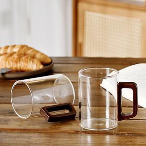 TEMU 심플한 디자인의 투명 유리 머그컵 2개 세트 우드 손잡이로 고급스러운 감성 연출 차 라떼 우유 등 음료용 가정용 사무실용 카페용 보온컵