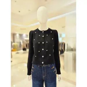 [롯데백화점]르니앤맥코이 크롭 슬림핏 보석 장식 니트 가디건MM11CD707FJY