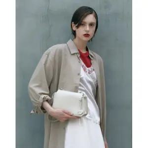 [롯데백화점]질스튜어트 MINUTE 아이보리 가죽 참장식 미니숄더백 JABA5F022IV