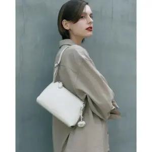 [롯데백화점]질스튜어트 MINUTE 아이보리 가죽 참장식 미니숄더백 JABA5F022IV