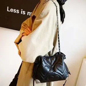 크로스백 체인줄 여자 크로스 하트 가방 블랙 (WFK43BB)