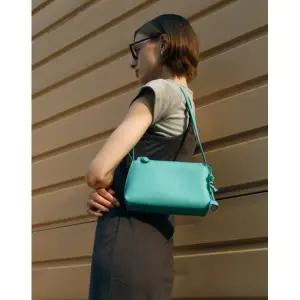 [롯데백화점]질스튜어트 MINUTE 터키쉬블루 가죽 참장식 미니숄더백 JABA5F023T2