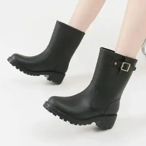 여성 모던 버클업 미디 앵클 레인부츠 WFHYCBV