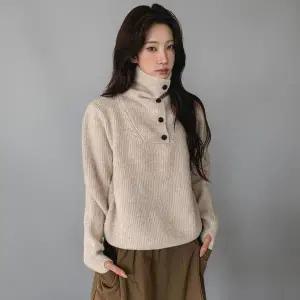 여성용 골지 터틀넥 긴팔 니트 스웨터 여리핏 단추 디자인