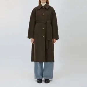 [롯데백화점]리스트 울 혼방 벨티드 맥 코트(TWHCTO80050)