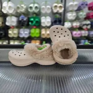 [크록스]여성 키높이 포근한 털 베이 라인드 클로그 211753-6UR/애플아울렛