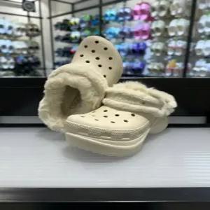 [크록스] 크록스 베이 라인드 클로그 211753-160 스터코 아이보리