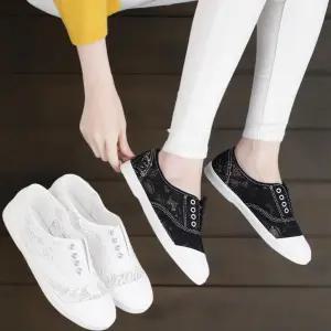 여성 레이스 디자인 블랙과 화이트 끈 없는 운동화