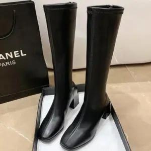 [옷자락]여성 가죽 텍스처 기모 스판 미들굽 롱 부츠