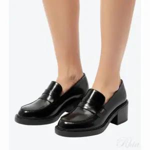 토즈 26SS 카프 레더 로퍼 XXW73L0JK40SHA B999