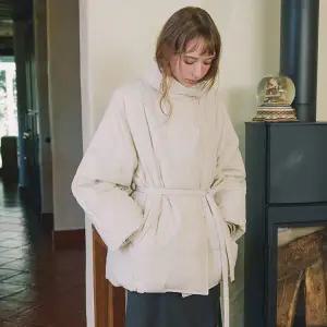 [롯데백화점]올리브데올리브 하이넥 벨티드 구스 다운 점퍼(OP5XMA61)