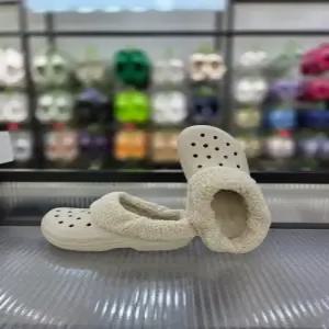 [크록스] 포근한 털 클래식 블리첸 IV 클로그 210846-0IK/애플아울렛