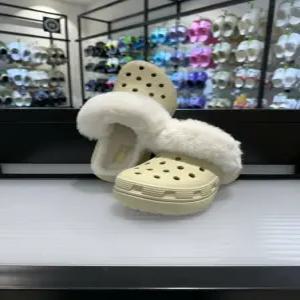 [크록스] 크록스 클래식 플랫폼 퍼즈 라인드 클로그 212854-2Y2 아이보리 베이지