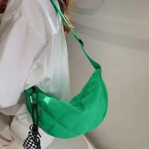 반달 데일리 추천 퀼팅 가벼운 꾸안꾸 가방 여성 캐주