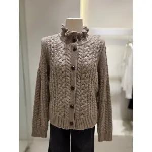 [SOUP](신세계 사우스시티) 프릴 하이넥 케이블 니트 가디건 (SBAGD82)