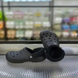 [크록스]따뜻한 털 클로그 바야 라인드 퍼즈 스트랩 클로그 206633-060/애플아울렛