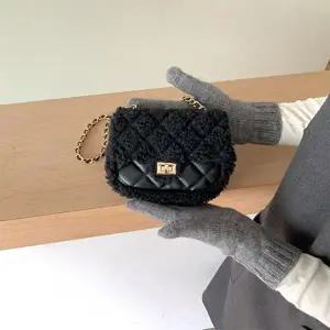 여성 겨울 시즌룩 퍼 퀼팅 무스탕 체인 크로스백