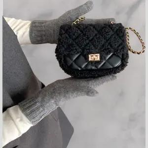 [다잇템] 여성 사슬 누빔 FW 시즌룩 퍼 무스탕 크로스백