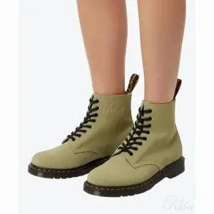 닥터마틴 1460 8홀 파스칼 E H 스웨이드 올리브 27457358