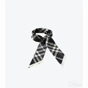 버버리 25 스키니 체크 실크 스카프 8094701