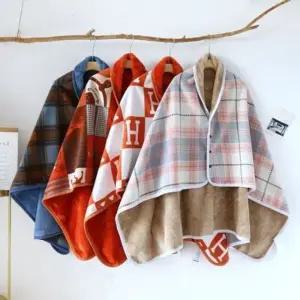 겨울 똑딱이 수면 망토 극세사 플리스 보온 방한 담요 그레이 (WFKAEM2)