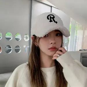 겨울 도톰한 뽀글이 R레터링 패션 야구모자